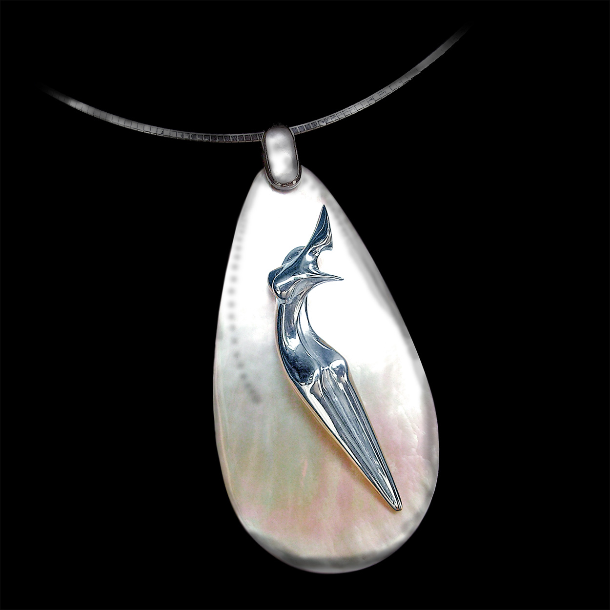 Nina, Bijou contemporain en Argent monté sur nacre claire de Marion Bürklé Nina, Bijou contemporain en Argent monté sur nacre claire de Marion Bürklé